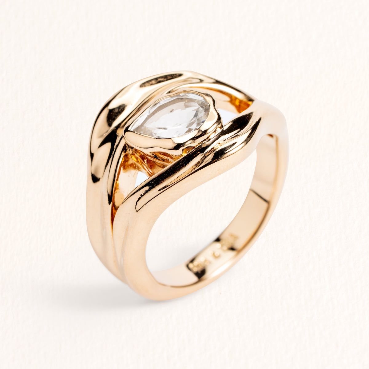 Bague Nora dorée en plaqué or 18 carats ornée d’une topaze blanche, avec un anneau large aux courbes arrondies et au relief irrégulier