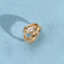 Bague Nora dorée en plaqué or 18 carats ornée d’une topaze blanche, avec un anneau large aux courbes arrondies et au relief irrégulier