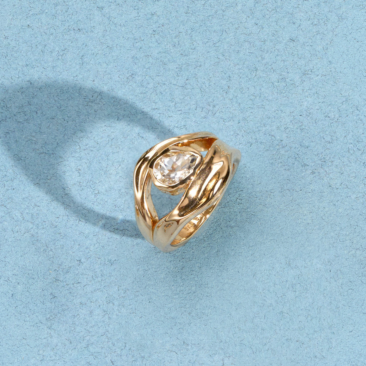 Bague Nora dorée en plaqué or 18 carats ornée d’une topaze blanche, avec un anneau large aux courbes arrondies et au relief irrégulier