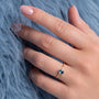 Bague Selma dorée en plaqué or 18 carats avec anneau très fin, ornée d’une topaze London Blue au bleu profond