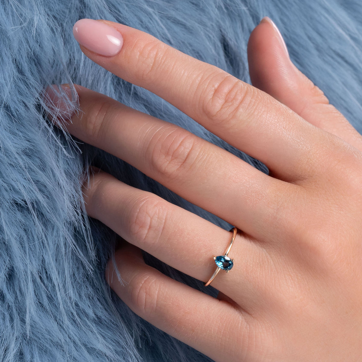 Bague Selma dorée en plaqué or 18 carats avec anneau très fin, ornée d’une topaze London Blue au bleu profond