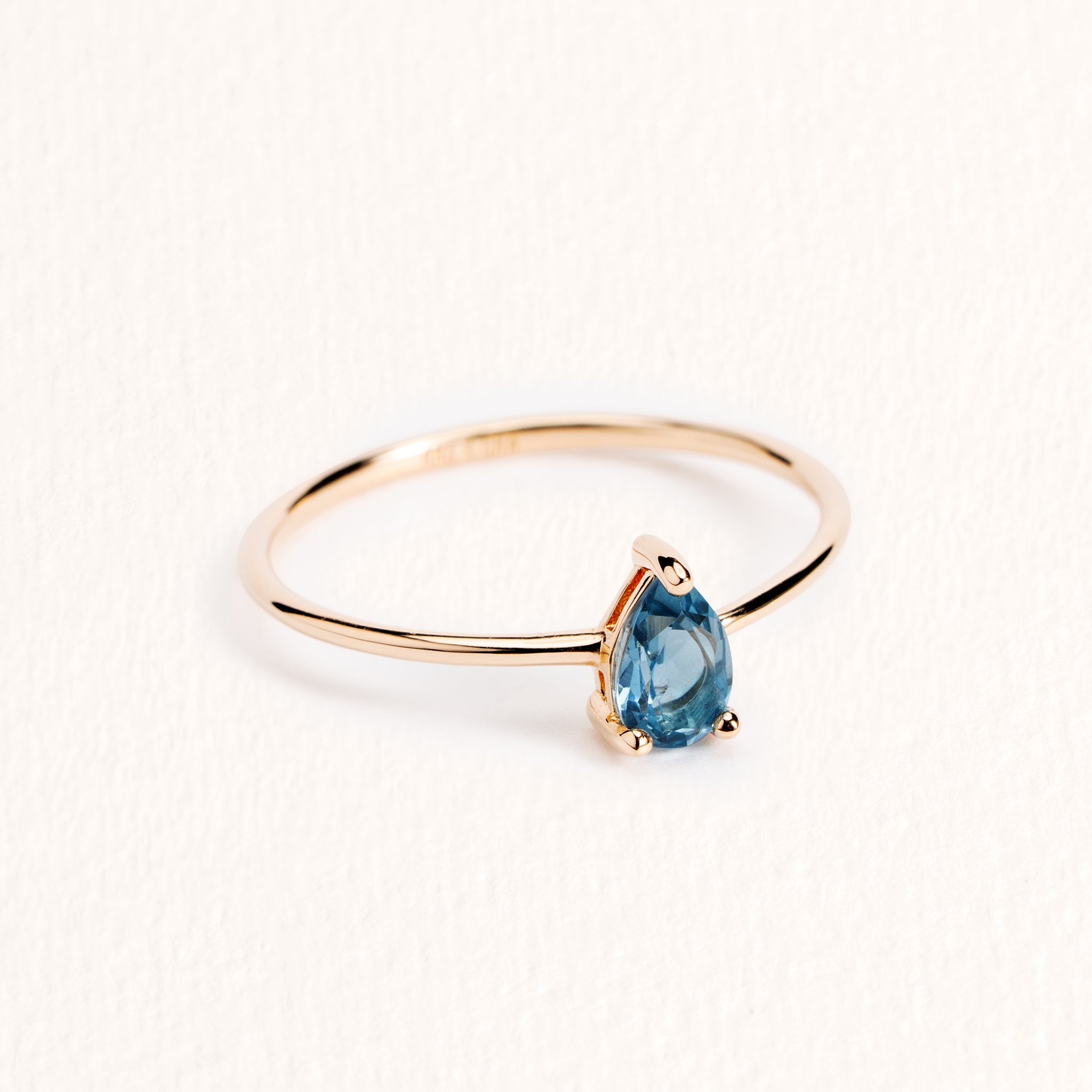 Bague Selma dorée en plaqué or 18 carats avec anneau très fin, ornée d’une topaze London Blue au bleu profond