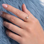 Bague Selma dorée en plaqué or 18 carats avec anneau très fin, ornée d’une topaze blanche lumineuse