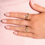 Bague Selma dorée en plaqué or 18 carats avec anneau très fin, ornée d’une topaze blanche lumineuse