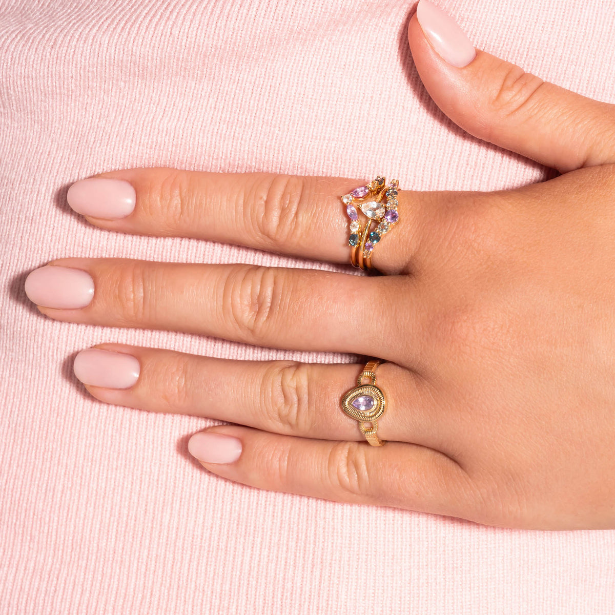 Bague Selma dorée en plaqué or 18 carats avec anneau très fin, ornée d’une topaze blanche lumineuse