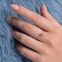 Bague Selma dorée en plaqué or 18 carats avec anneau très fin, ornée d’une améthyste violette 