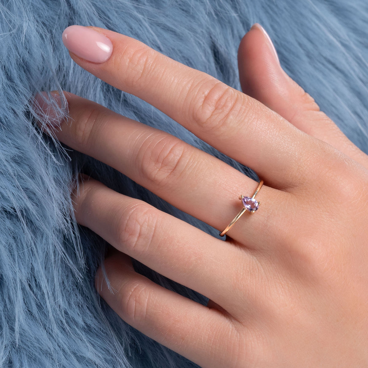 Bague Selma dorée en plaqué or 18 carats avec anneau très fin, ornée d’une améthyste violette 
