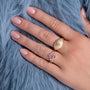 Bague Selma dorée en plaqué or 18 carats avec anneau très fin, ornée d’une améthyste violette 