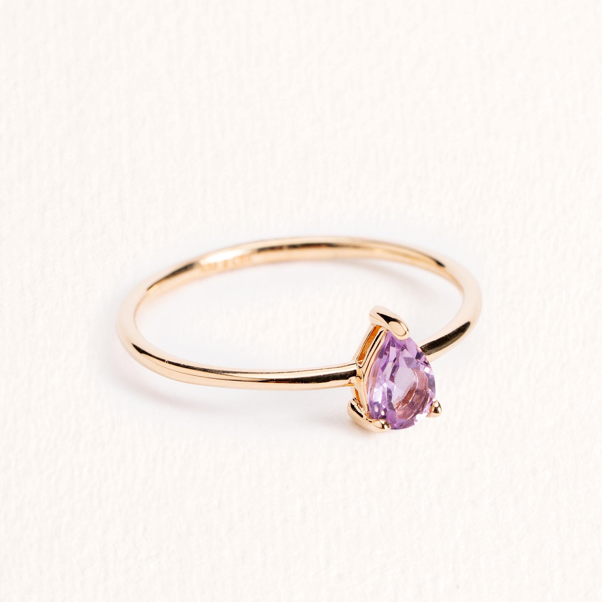 Bague Selma dorée en plaqué or 18 carats avec anneau très fin, ornée d’une améthyste violette 