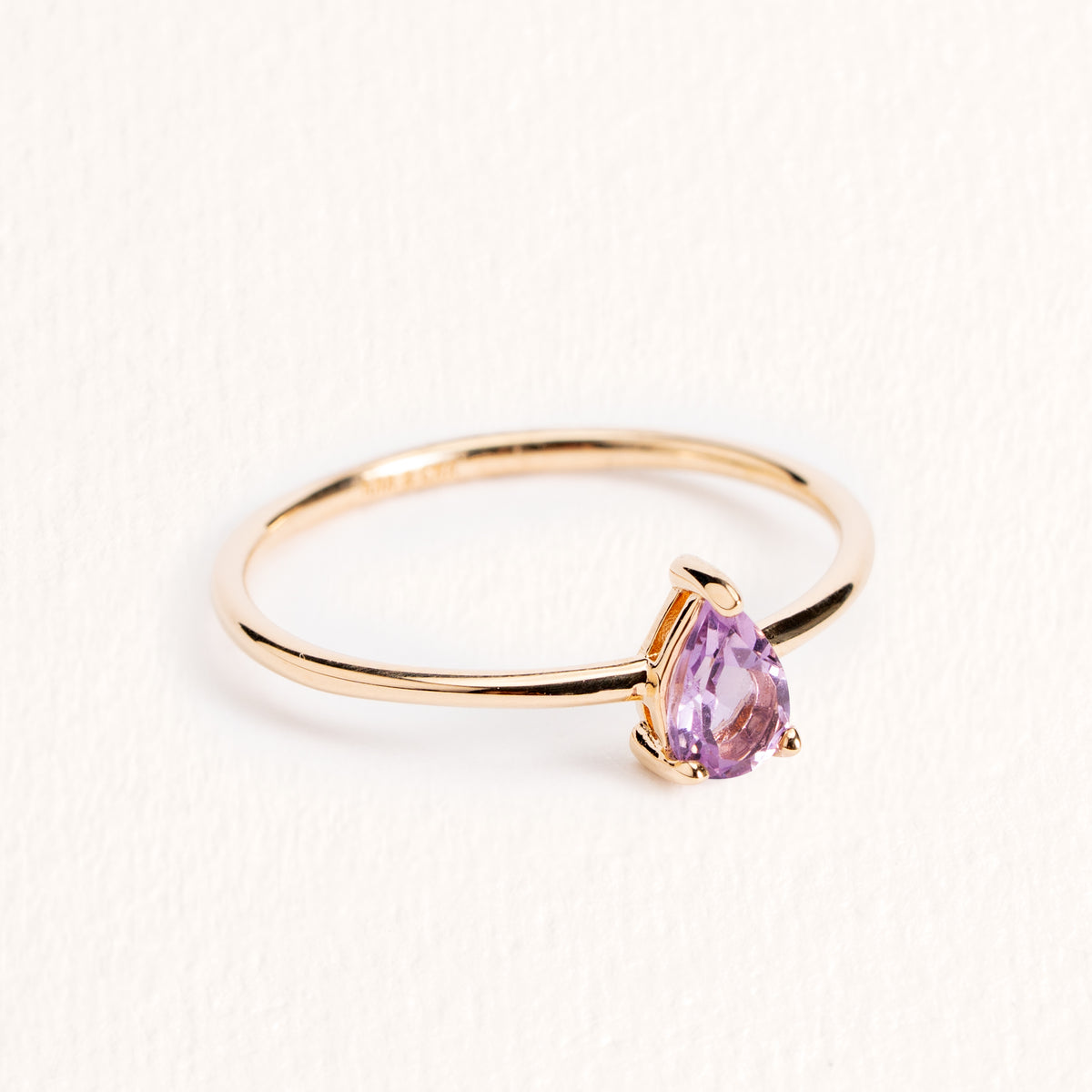 Bague Selma dorée en plaqué or 18 carats avec anneau très fin, ornée d’une améthyste violette 