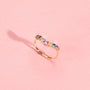 Bague Elisa dorée en plaqué or 18 carats ornée de plusieurs pierres naturelles bleues, violettes et blanches disposées en v autour de la moitié de l'anneau