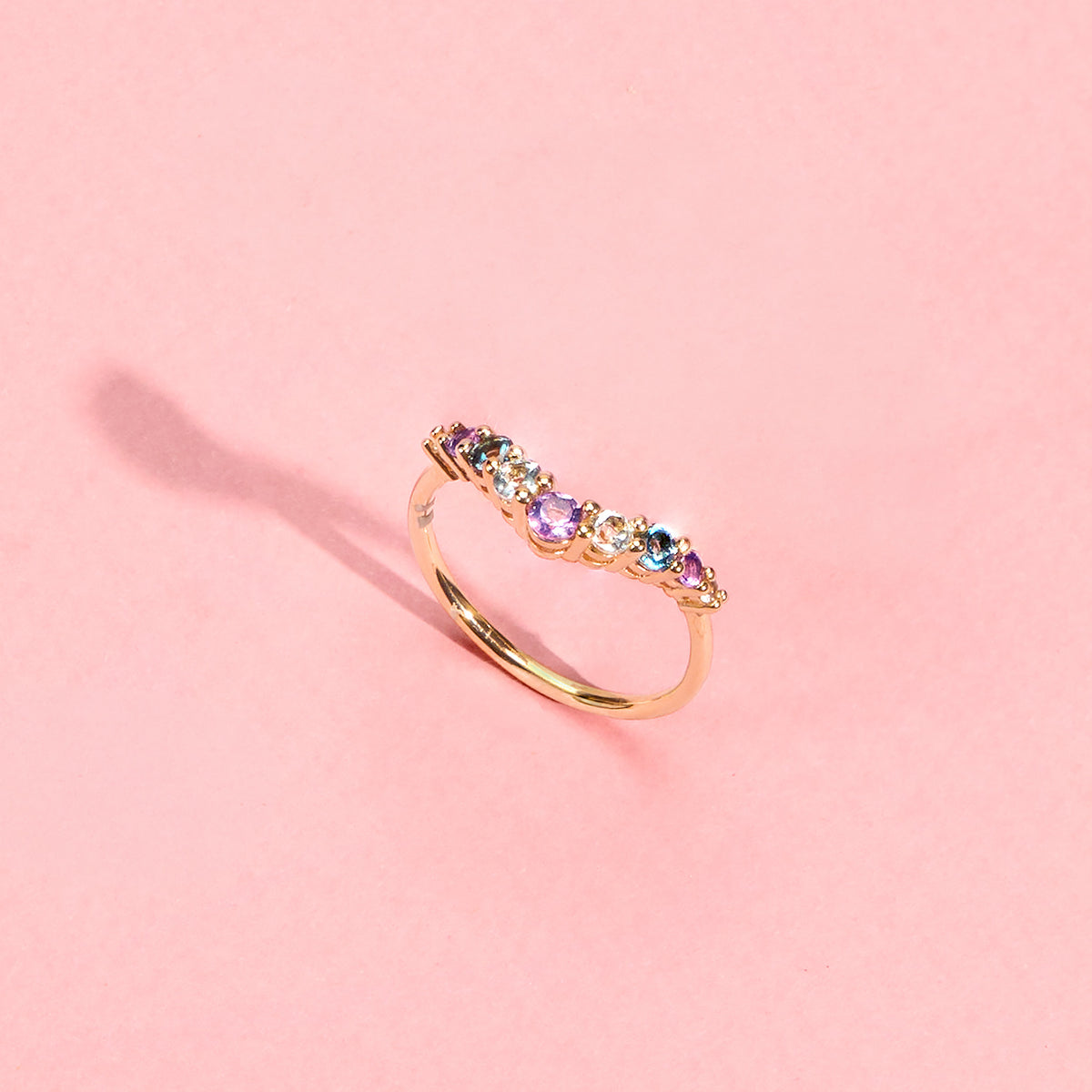 Bague Elisa dorée en plaqué or 18 carats ornée de plusieurs pierres naturelles bleues, violettes et blanches disposées en v autour de la moitié de l'anneau