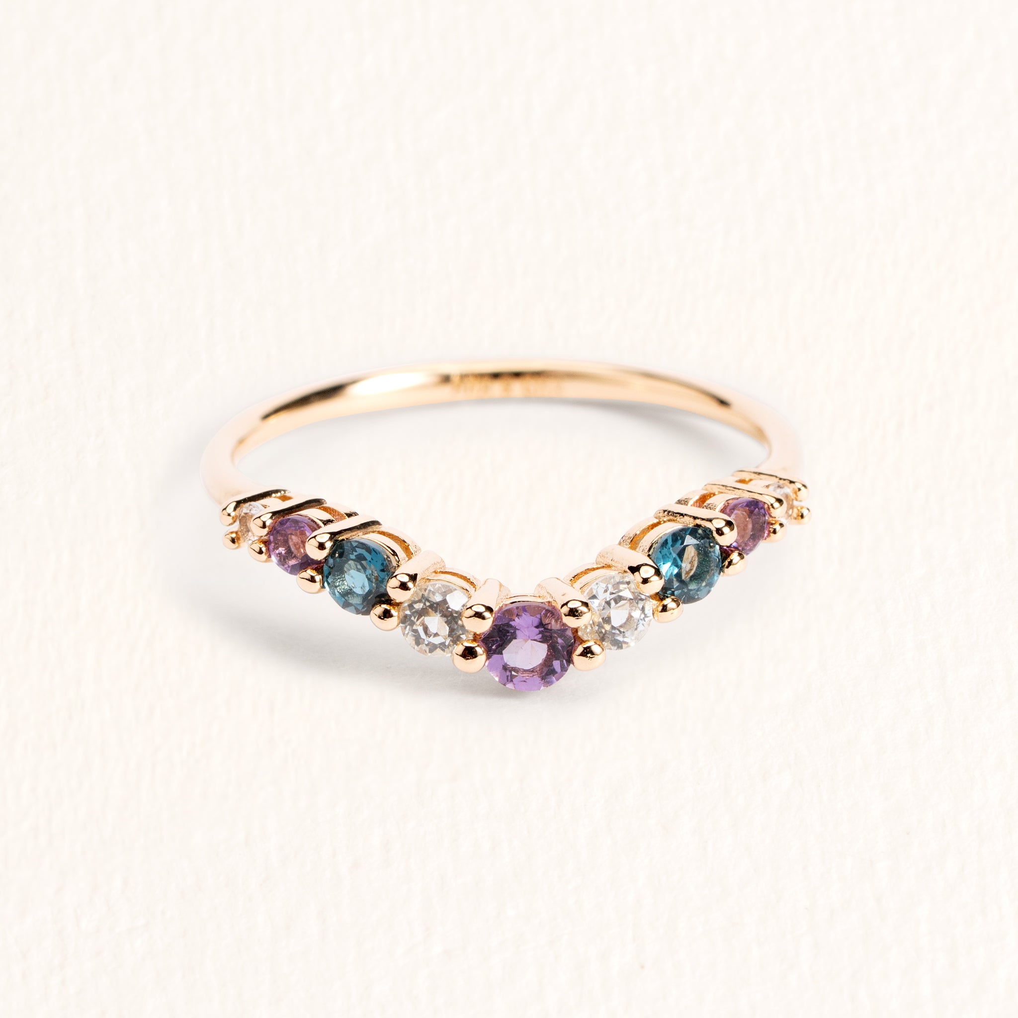 Bague Elisa dorée en plaqué or 18 carats ornée de plusieurs pierres naturelles bleues, violettes et blanches disposées en v autour de la moitié de l'anneau