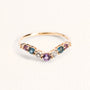 Bague Elisa dorée en plaqué or 18 carats ornée de plusieurs pierres naturelles bleues, violettes et blanches disposées en v autour de la moitié de l'anneau
