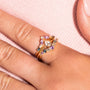Bague Elsa dorée en plaqué or 18 carats ornée de plusieurs pierres naturelles bleues, violettes et blanches disposées en v autour de la moitié de l'anneau