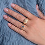 Bague Elsa dorée en plaqué or 18 carats ornée de plusieurs pierres naturelles bleues, violettes et blanches disposées en v autour de la moitié de l'anneau