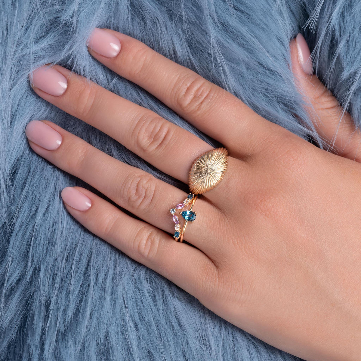 Bague Elsa dorée en plaqué or 18 carats ornée de plusieurs pierres naturelles bleues, violettes et blanches disposées en v autour de la moitié de l'anneau