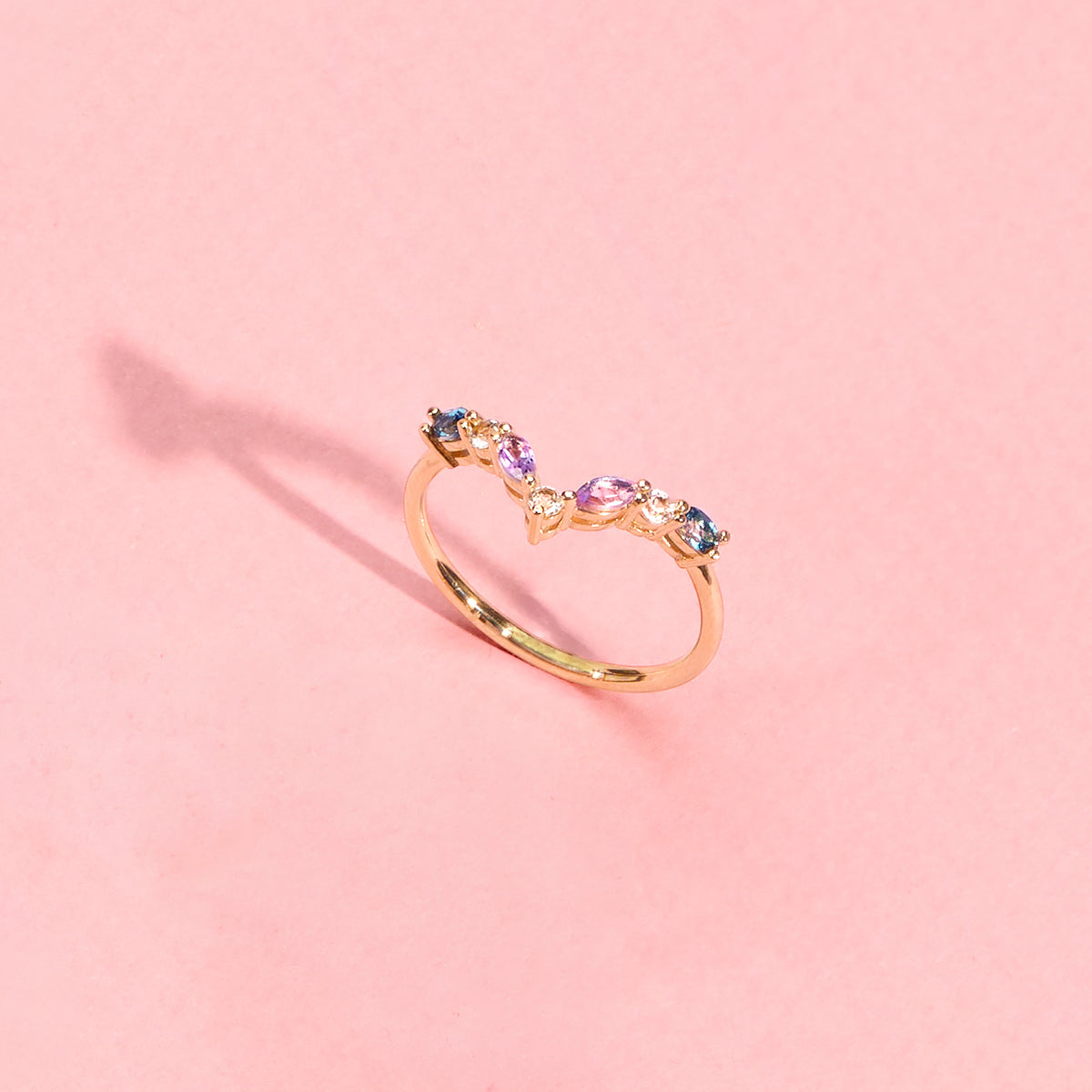 Bague Elsa dorée en plaqué or 18 carats ornée de plusieurs pierres naturelles bleues, violettes et blanches disposées en v autour de la moitié de l'anneau