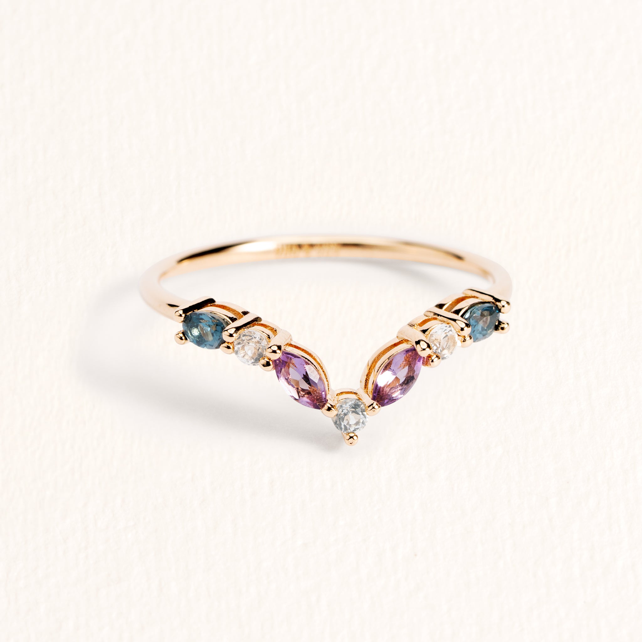 Bague Elsa dorée en plaqué or 18 carats ornée de plusieurs pierres naturelles bleues, violettes et blanches disposées en v autour de la moitié de l'anneau
