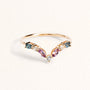 Bague Elsa dorée en plaqué or 18 carats ornée de plusieurs pierres naturelles bleues, violettes et blanches disposées en v autour de la moitié de l'anneau