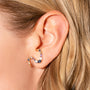Boucles d’oreilles Elsa dorées en plaqué or 18 carats ornées de pierres naturelles bleues, violettes et blanches le long de lignes courbés en S
