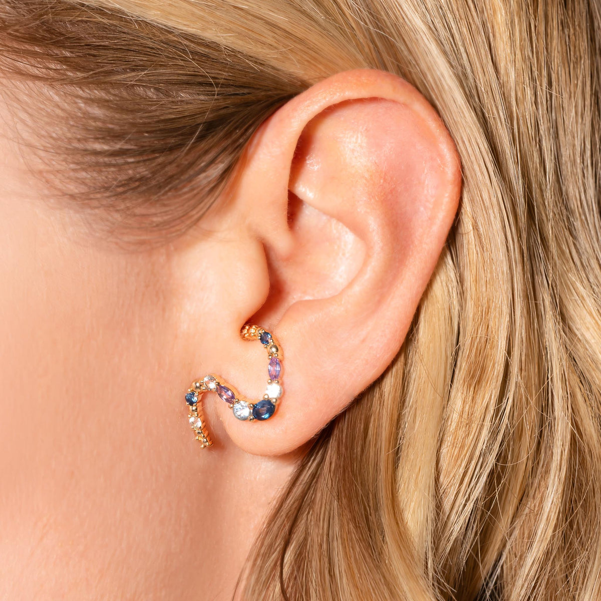 Boucles d’oreilles Elsa dorées en plaqué or 18 carats ornées de pierres naturelles bleues, violettes et blanches le long de lignes courbés en S