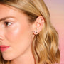 Boucles d’oreilles Elsa dorées en plaqué or 18 carats ornées de pierres naturelles bleues, violettes et blanches le long de lignes courbés en S