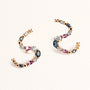 Boucles d’oreilles Elsa dorées en plaqué or 18 carats ornées de pierres naturelles bleues, violettes et blanches le long de lignes courbés en S