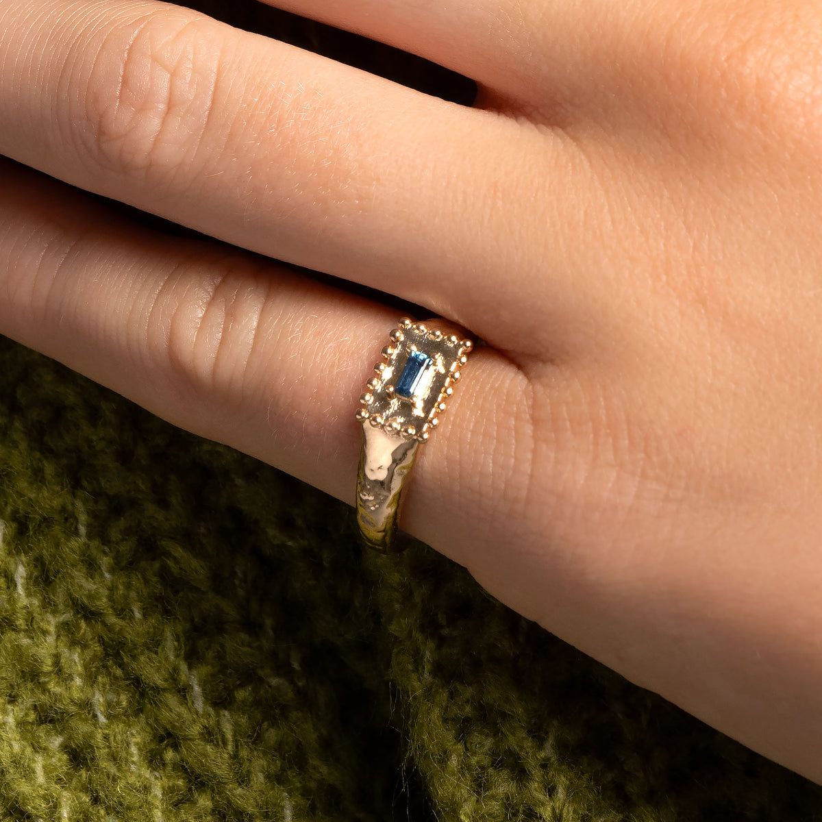 Bague Tania dorée en plaqué or 18 carats à la surface texturée, ornée d’une topaze London Blue rectangulaire au bleu profond