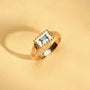 Bague Tania dorée en plaqué or 18 carats à la surface texturée, ornée d’une topaze London Blue rectangulaire au bleu profond
