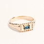 Bague Tania dorée en plaqué or 18 carats à la surface texturée, ornée d’une topaze London Blue rectangulaire au bleu profond