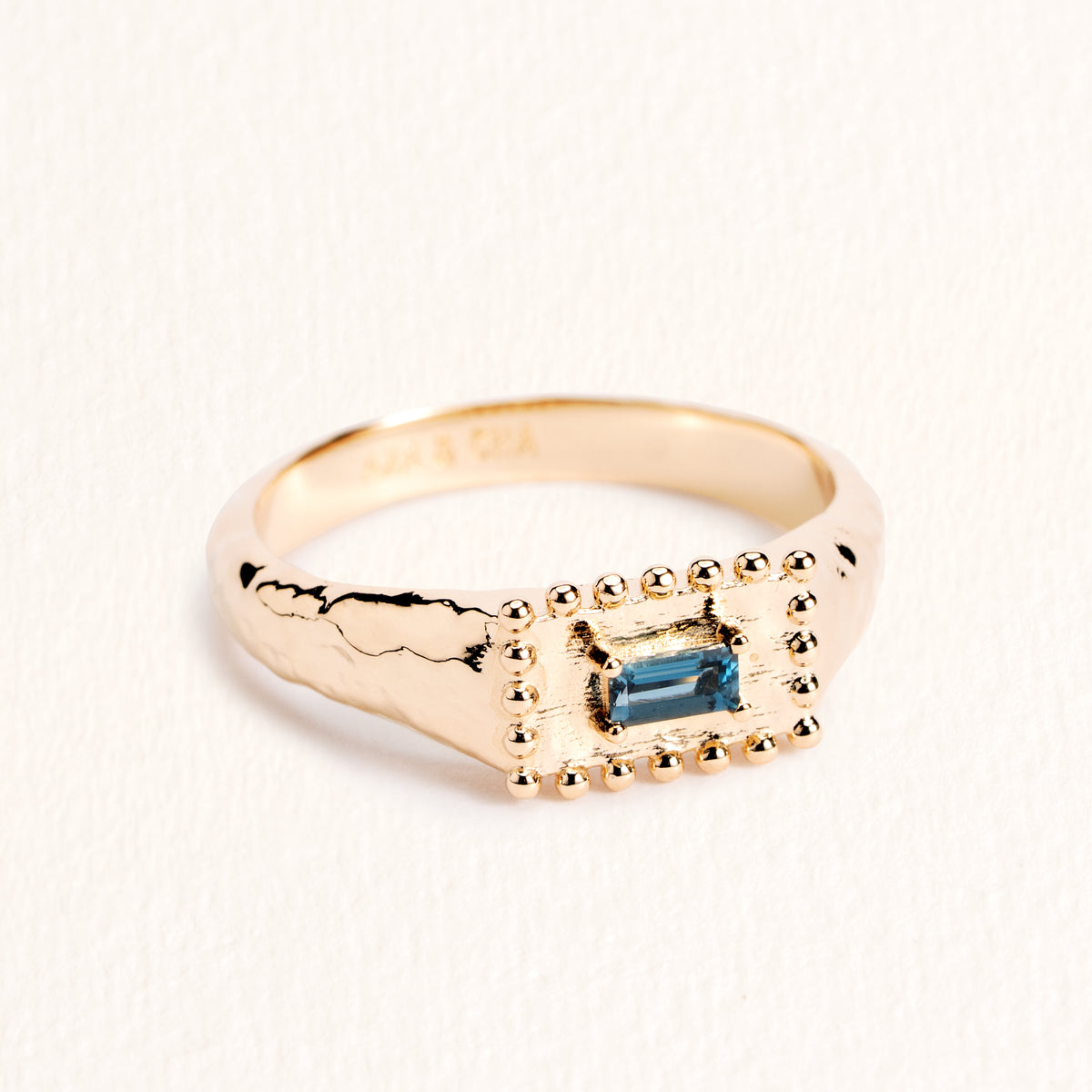Bague Tania dorée en plaqué or 18 carats à la surface texturée, ornée d’une topaze London Blue rectangulaire au bleu profond