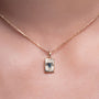 Collier Tania doré en plaqué or 18 carats avec pendentif rectangulaire texturé orné d’une topaze London Blue au bleu profond