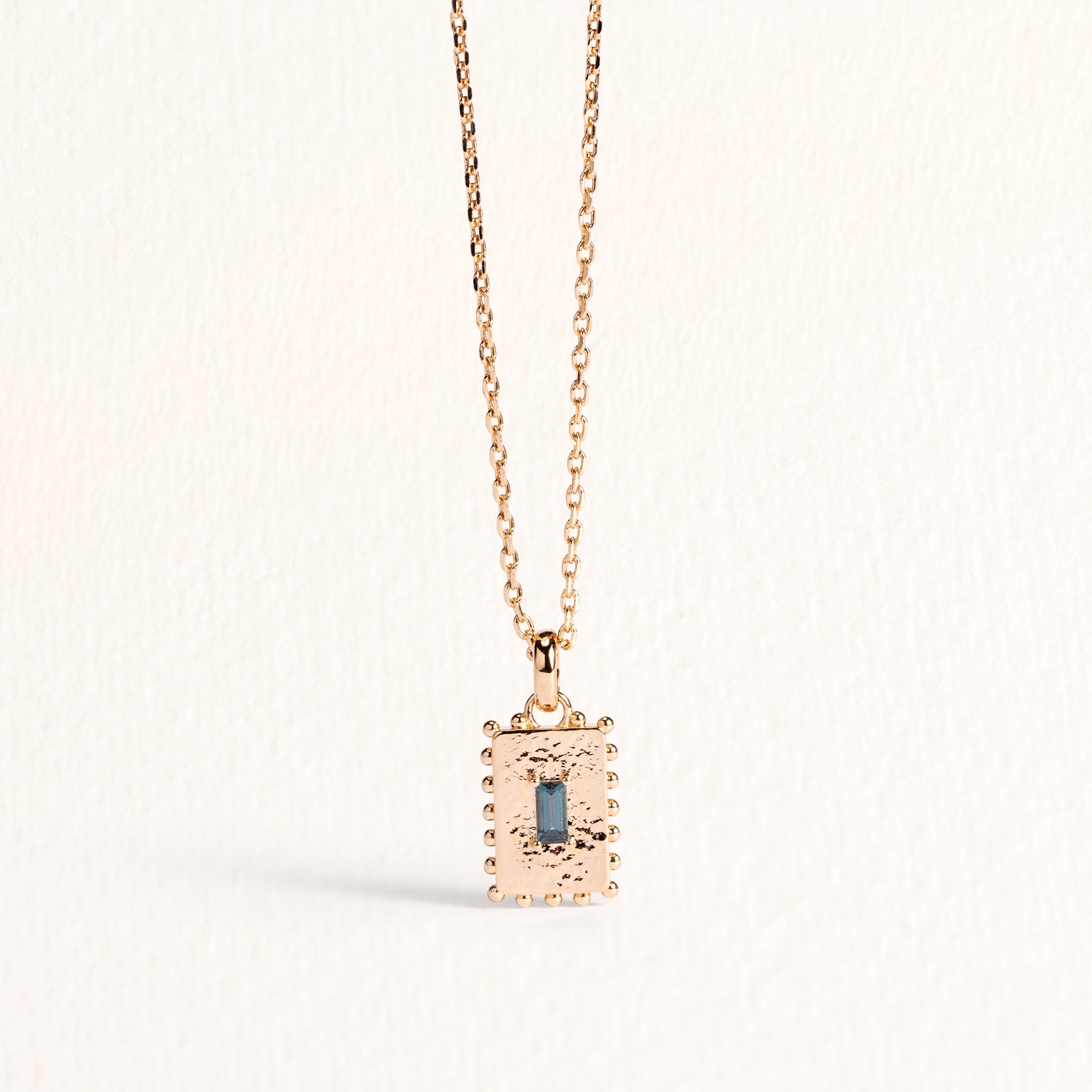 Collier Tania doré en plaqué or 18 carats avec pendentif rectangulaire texturé orné d’une topaze London Blue au bleu profond