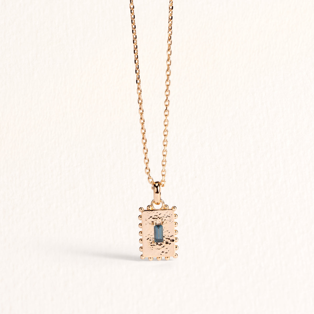 Collier Tania doré en plaqué or 18 carats avec pendentif rectangulaire texturé orné d’une topaze London Blue au bleu profond