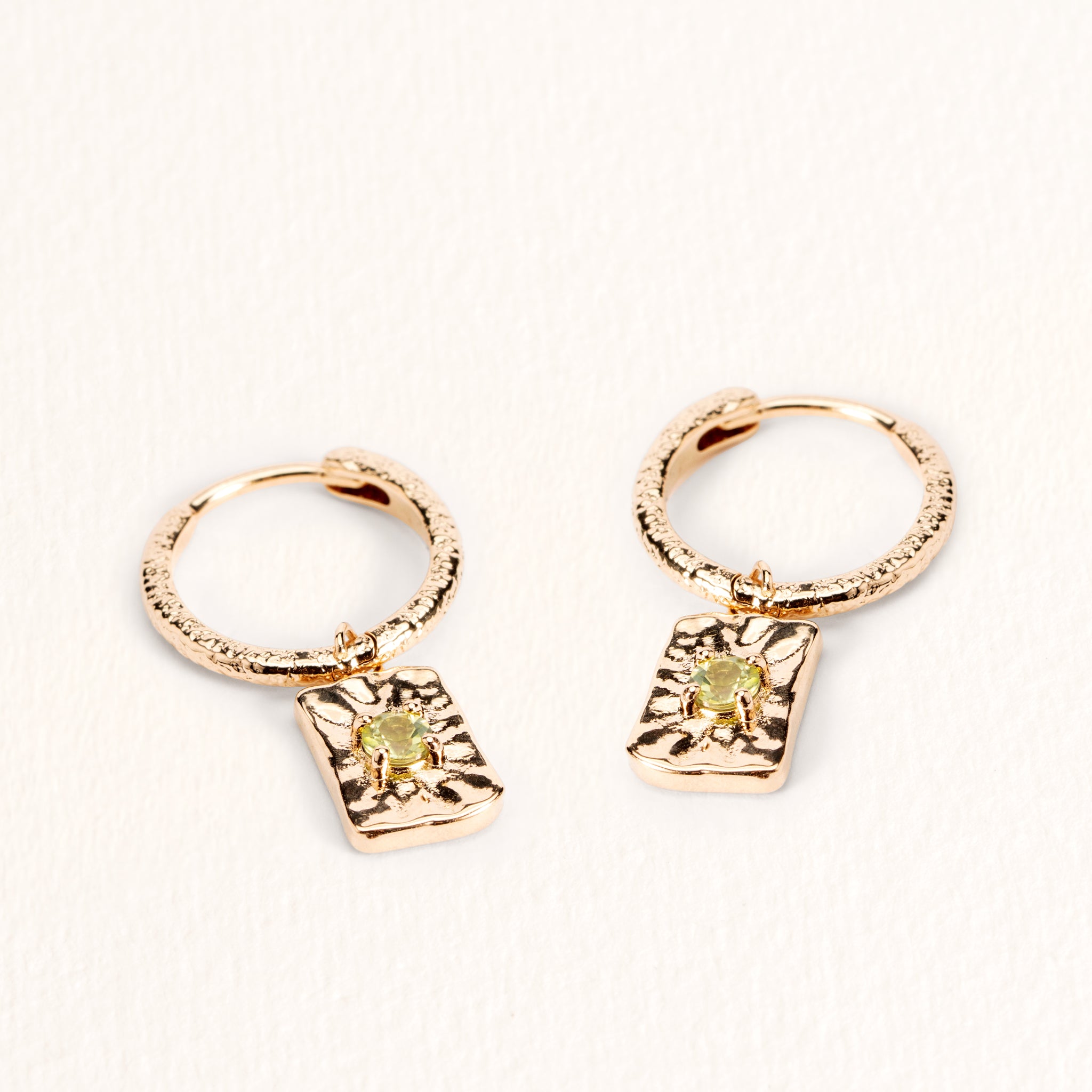 Créoles Livia dorées en plaqué or 18 carats avec pendentifs rectangulaires ornés de péridots aux reflets vert clair