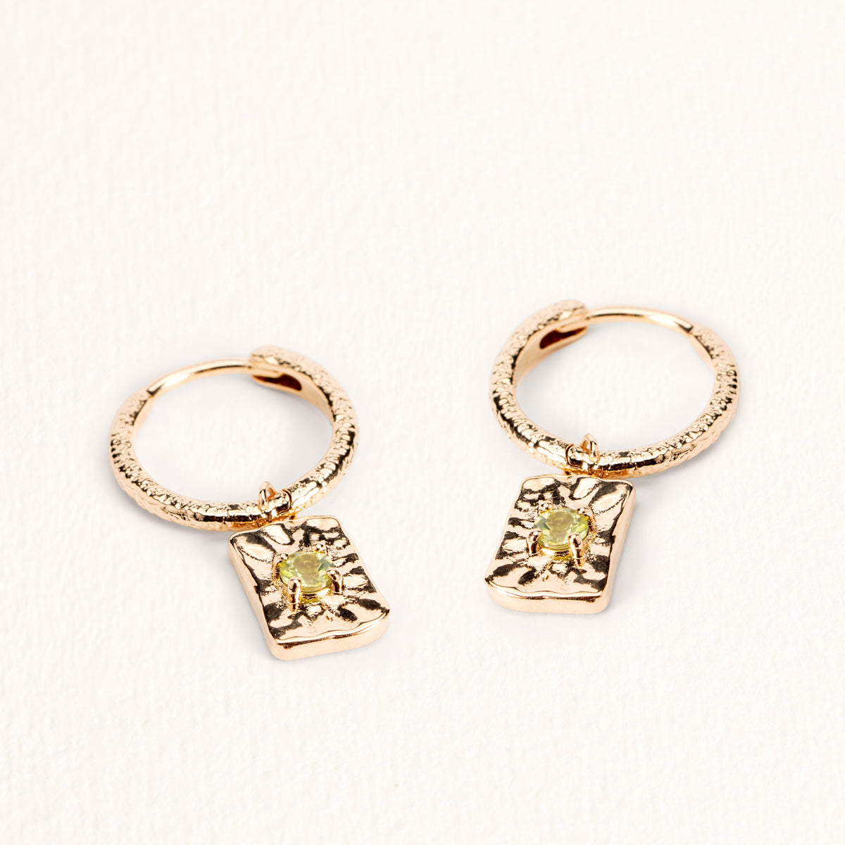 Créoles Livia dorées en plaqué or 18 carats avec pendentifs rectangulaires ornés de péridots aux reflets vert clair