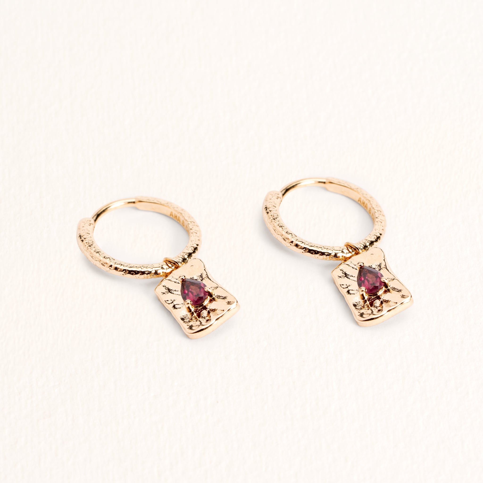 Créoles Livia dorées en plaqué or 18 carats avec pendentifs rectangulaires ornés de rhodolites aux reflets framboise