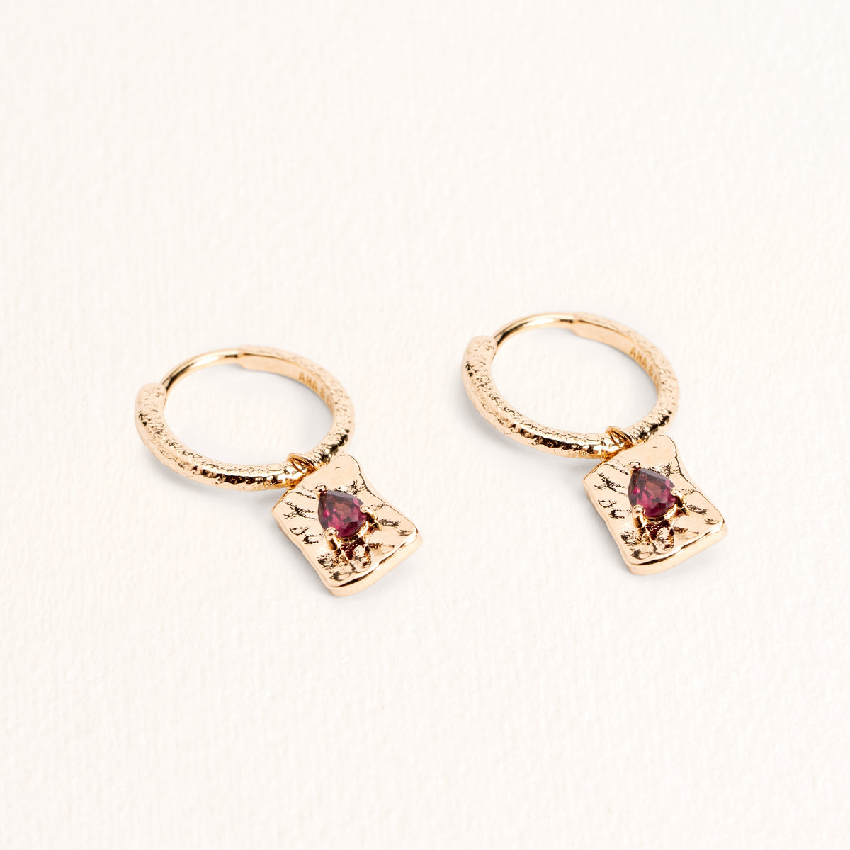 Créoles Livia dorées en plaqué or 18 carats avec pendentifs rectangulaires ornés de rhodolites aux reflets framboise