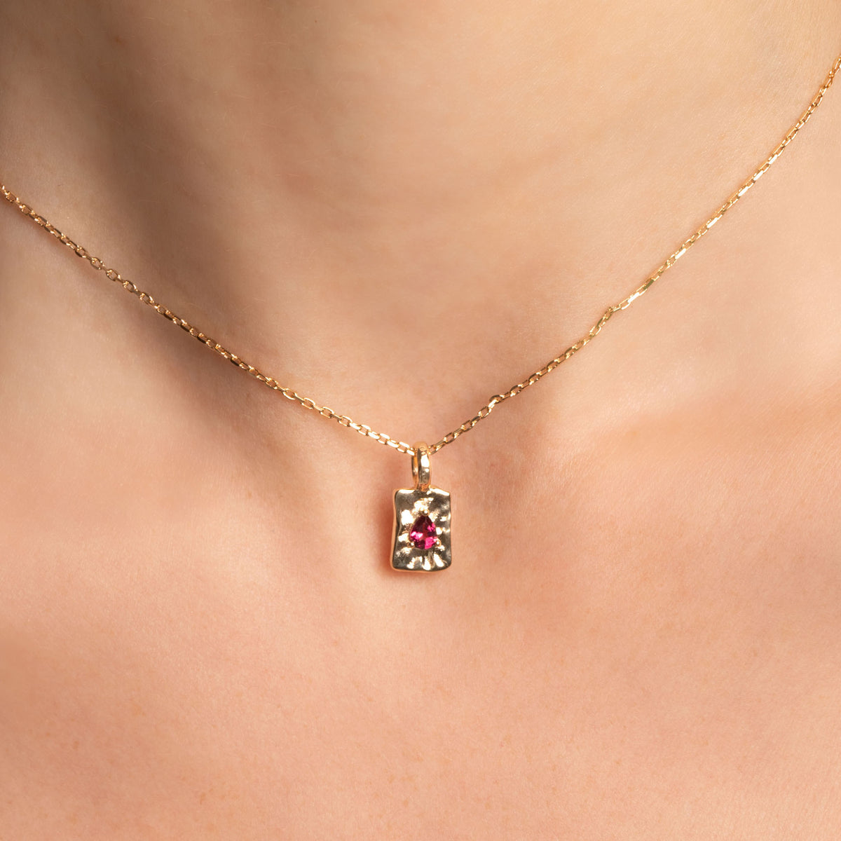 Collier Livia doré en plaqué or 18 carats avec pendentif rectangulaire texturé orné d’une rhodolite aux reflets framboise