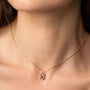 Collier Livia doré en plaqué or 18 carats avec pendentif rectangulaire texturé orné d’une rhodolite aux reflets framboise
