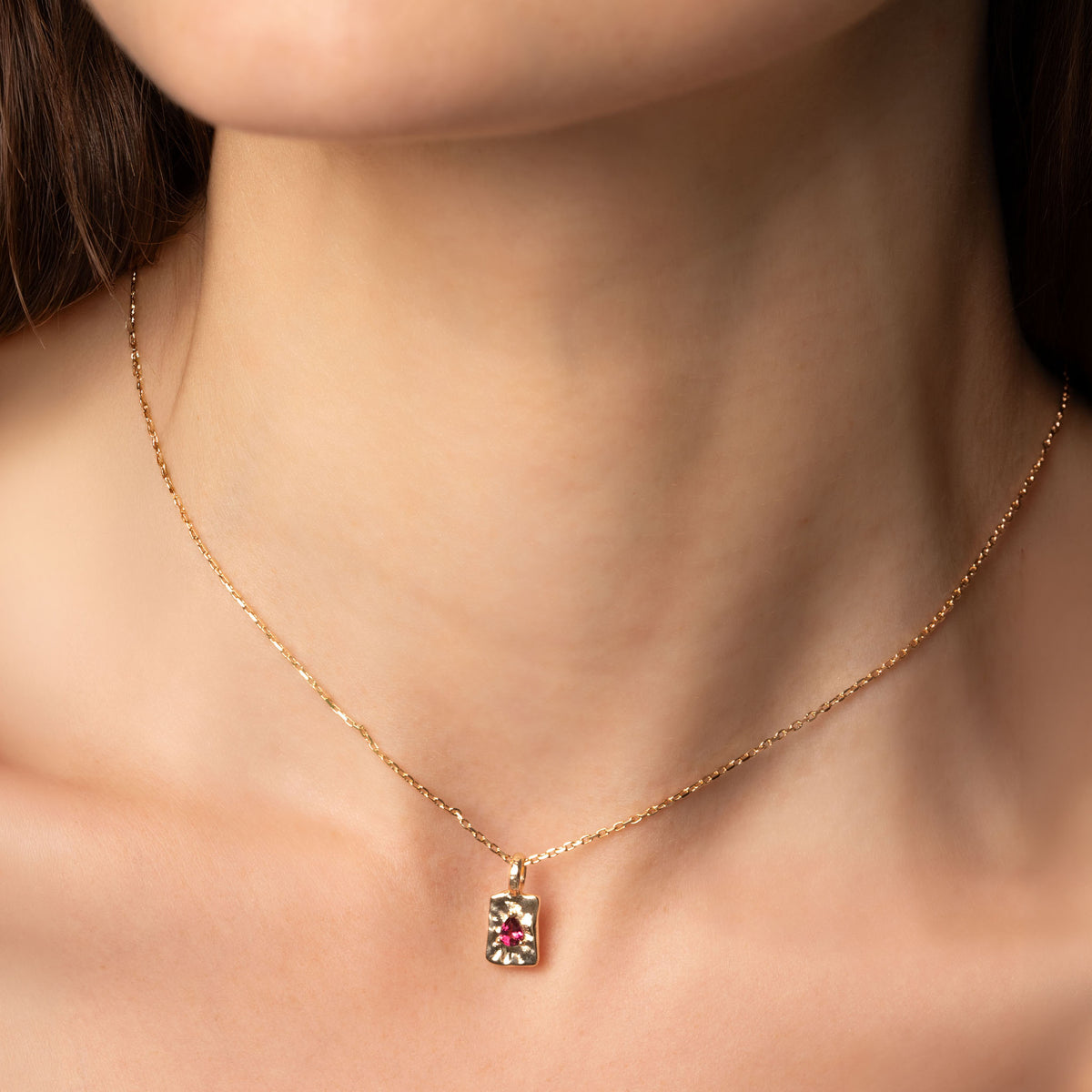 Collier Livia doré en plaqué or 18 carats avec pendentif rectangulaire texturé orné d’une rhodolite aux reflets framboise