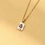 Collier Livia doré en plaqué or 18 carats avec pendentif rectangulaire texturé orné d’une rhodolite aux reflets framboise