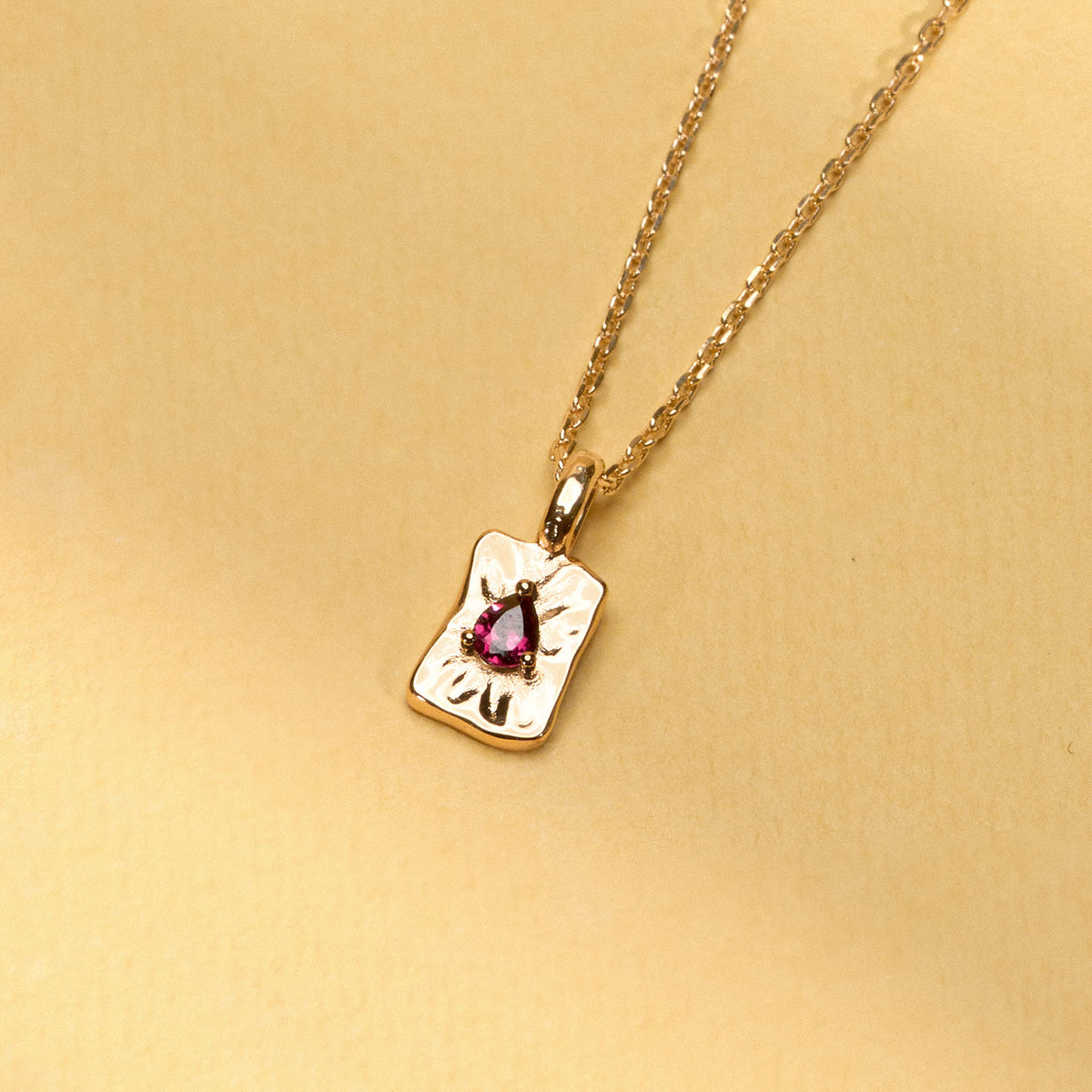 Collier Livia doré en plaqué or 18 carats avec pendentif rectangulaire texturé orné d’une rhodolite aux reflets framboise