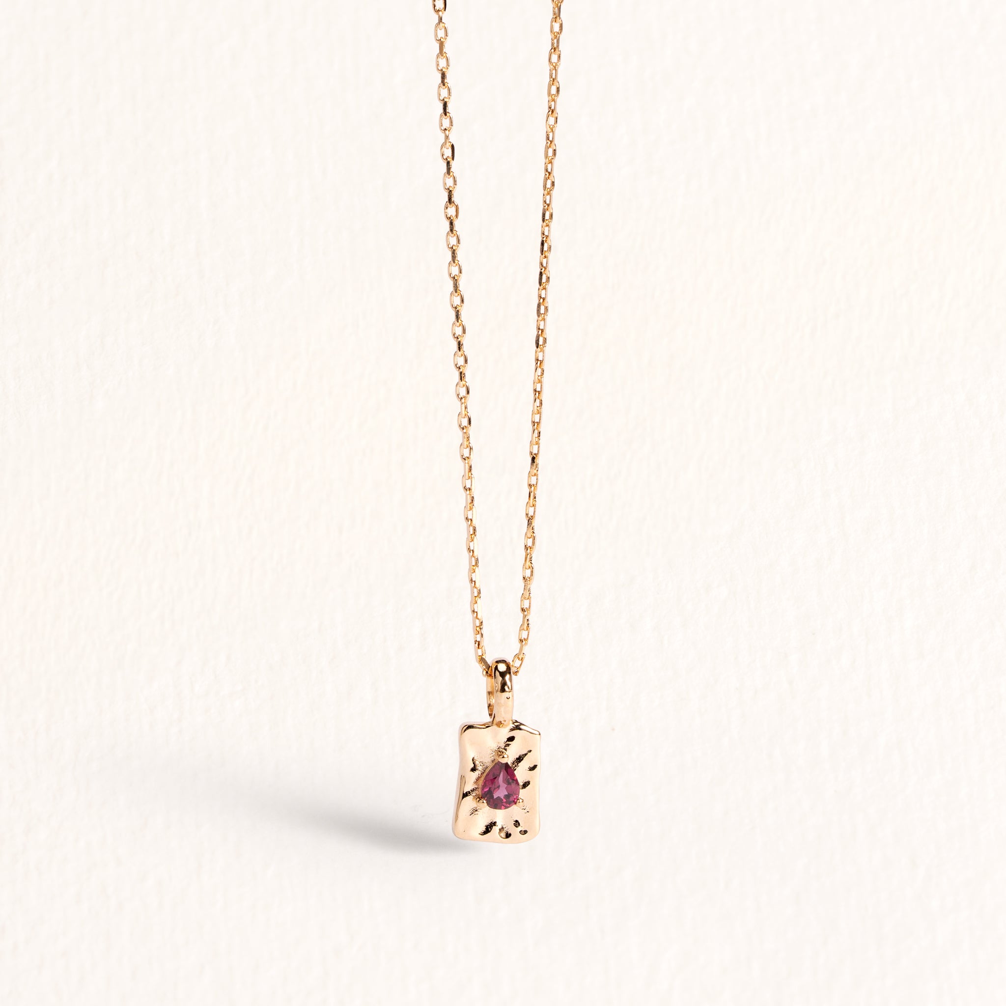 Collier Livia doré en plaqué or 18 carats avec pendentif rectangulaire texturé orné d’une rhodolite aux reflets framboise
