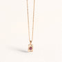 Collier Livia doré en plaqué or 18 carats avec pendentif rectangulaire texturé orné d’une rhodolite aux reflets framboise