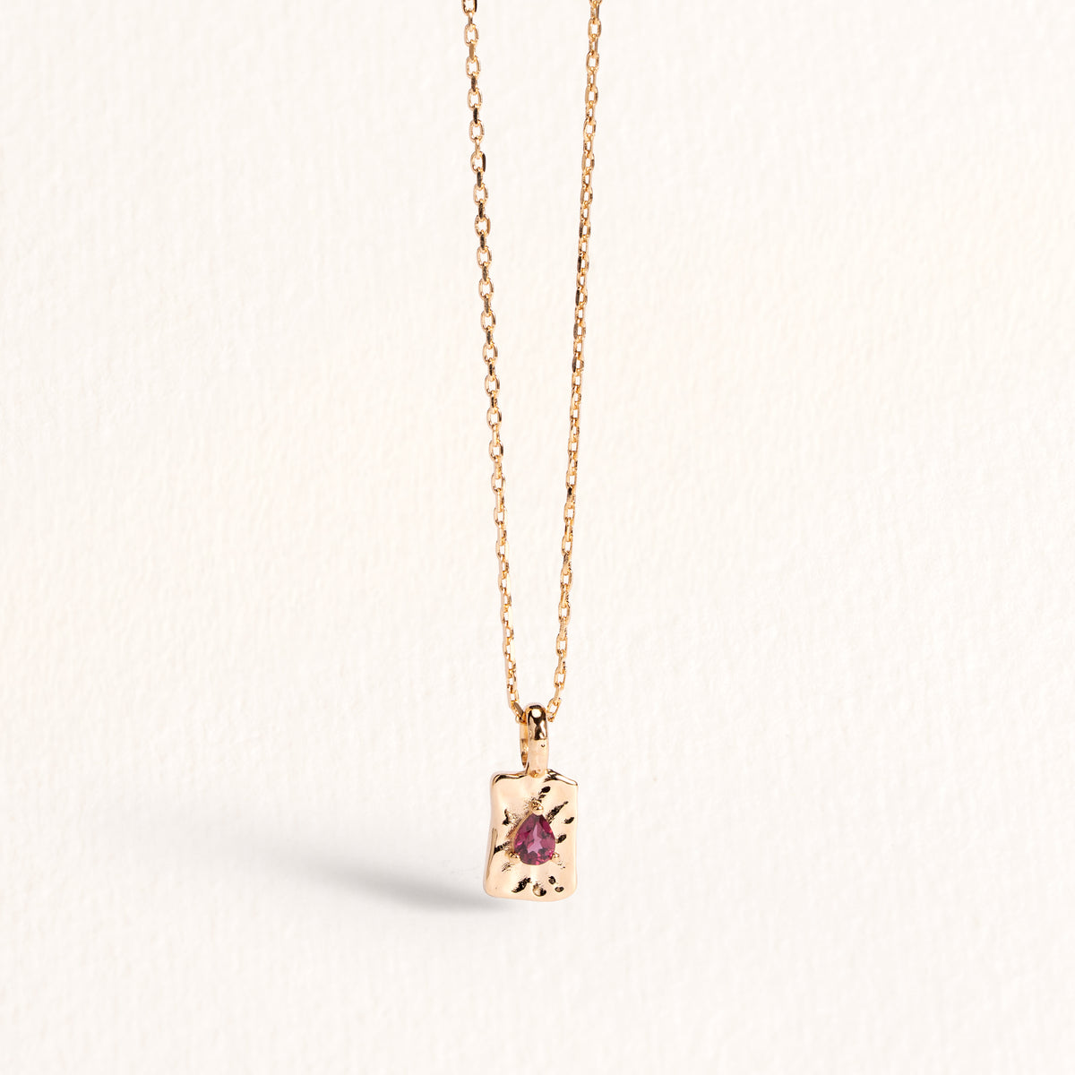 Collier Livia doré en plaqué or 18 carats avec pendentif rectangulaire texturé orné d’une rhodolite aux reflets framboise