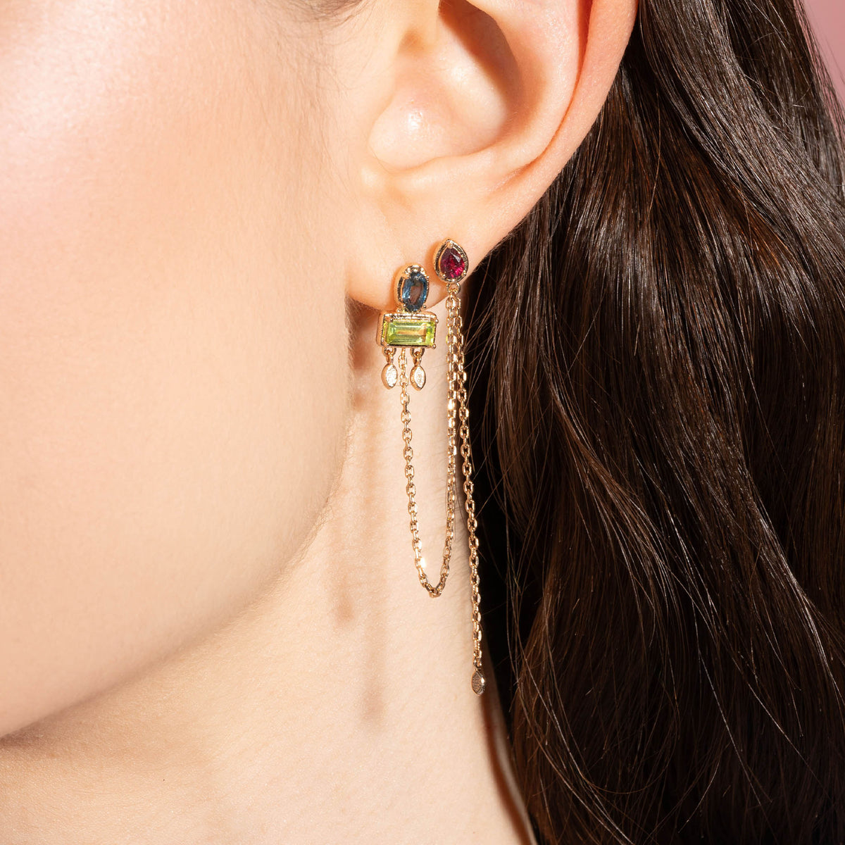 Boucles d’oreilles Sienna dorées en plaqué or 18 carats, avec une boucle longue reliant deux trous ornée de topaze London Blue, rhodolite et péridot et une puce d’oreille ornée d'une rhodolite