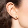 Boucles d’oreilles Sienna dorées en plaqué or 18 carats, avec une boucle longue reliant deux trous ornée de topaze London Blue, rhodolite et péridot et une puce d’oreille ornée d'une rhodolite
