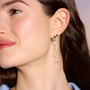 Boucles d’oreilles Sienna dorées en plaqué or 18 carats, avec une boucle longue reliant deux trous ornée de topaze London Blue, rhodolite et péridot et une puce d’oreille ornée d'une rhodolite